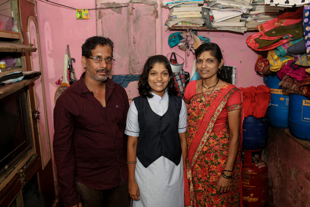 Vaibhavi-Patil-with-her-parents.